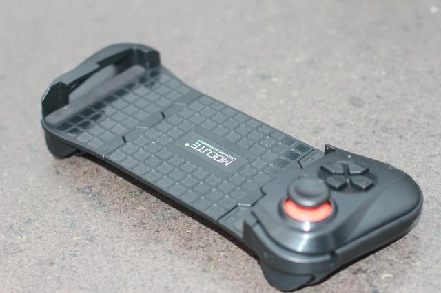 刺激战场官方适配外设上手评测:四指联动带妹