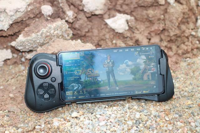 刺激战场官方适配外设上手评测:四指联动带妹