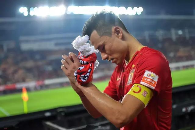 广州恒大4:5上海上港,球迷围攻千古罪人:你一打