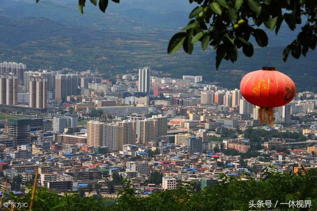 甘肃陇南成县,从成县南山鸟瞰素有"陇上小江南"美誉的成县县城(图片