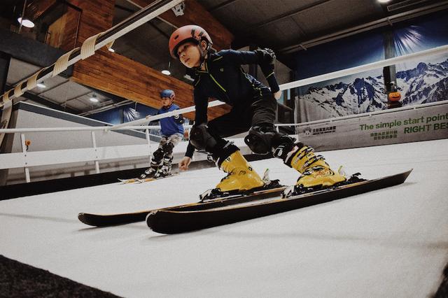 冰雪是危险的运动?你可以先从室内滑雪“跑步机”开始!