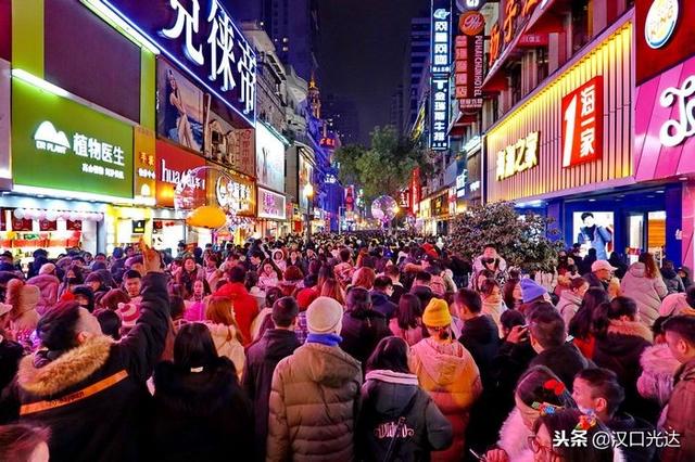 元旦前夜 汉口百年老街江汉路步行街 人流