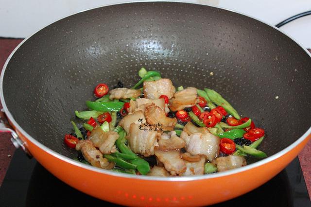 这个时候把炒的五花肉加入锅里,叫回锅炒肉,顾名思义回锅肉.