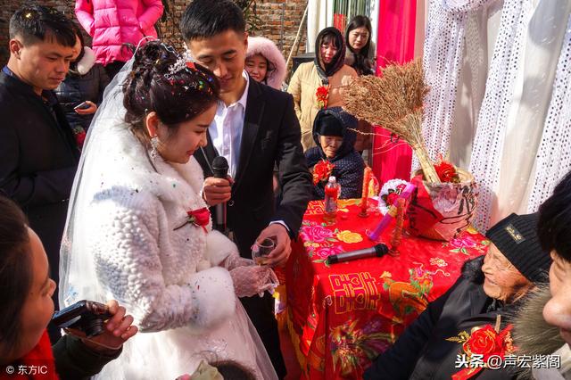 河北赵县农村男女成婚当日举行上拜大礼,天地桌上物品