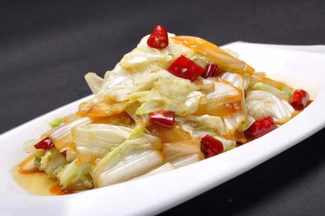 为什么饭店炒白菜那么好吃?厨师长:炒之前多做一步,脆嫩更入味