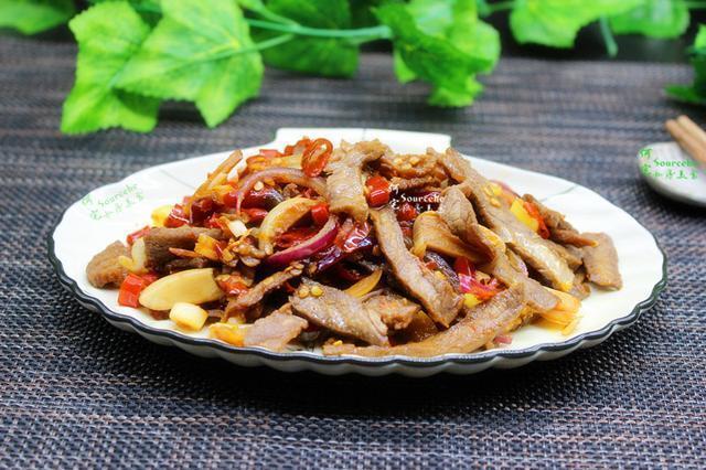 美食推荐:香干炒肉皮,泡椒炒牛肉,爆炒香菇的做法