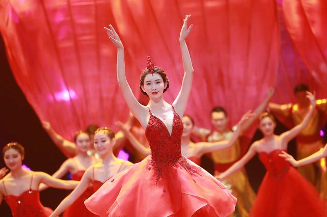 44岁林志玲春晚表演水中芭蕾十分惊艳,但网友