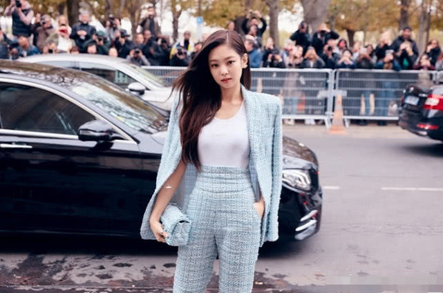 jennie垫胸,lisa泳衣jenniebgm 为显腿长竟把裤头提到胸以下,网友:看着真难受