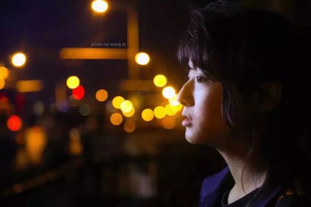 40℃ 她骑自行车在长江大桥上卖冰棍，网友疼惜说“最甜初恋脸”