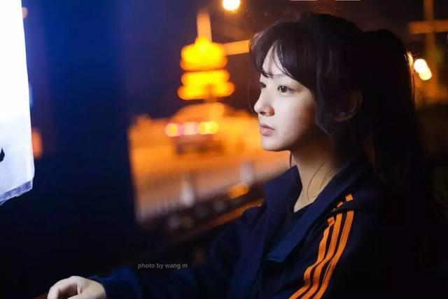 40℃ 她骑自行车在长江大桥上卖冰棍，网友疼惜说“最甜初恋脸”