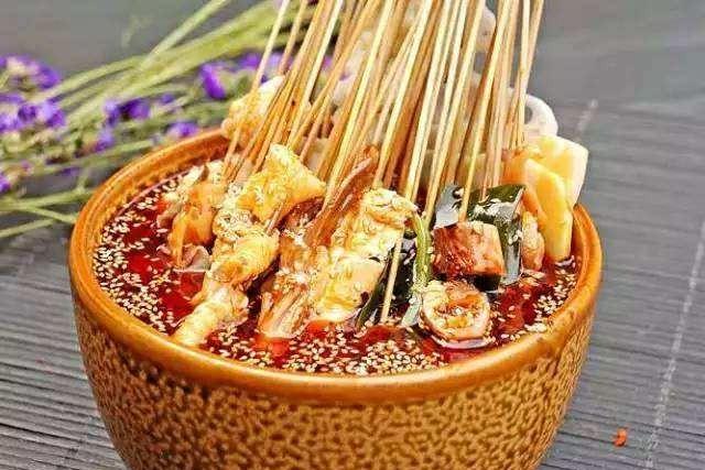 乐山美食中的万人迷,当属钵钵鸡,回味无穷