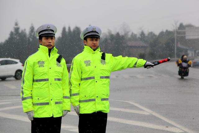 5岁小女孩跑到交警叔叔身边,说了一句话,交警立刻向她敬礼