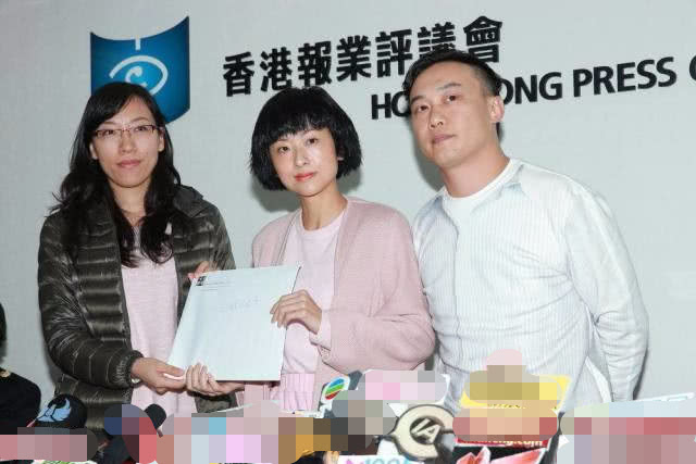 徐濠萦夸张衣品遭吐槽，年轻时的照片道出陈奕迅为何独宠她23年