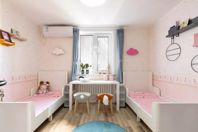 双胞胎女儿的房间,对称设计,用书桌隔开床铺,两个小公主睡觉互不干扰