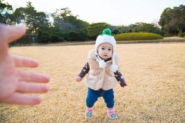 10个月的宝宝学走路,宝妈们该如何挑选学步鞋呢?收藏这篇就够了