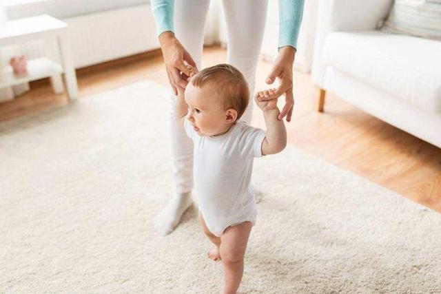 10个月的宝宝学走路,宝妈们该如何挑选学步鞋