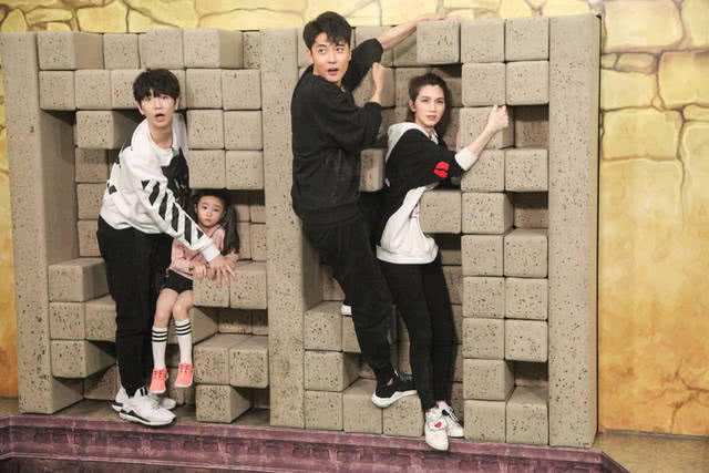 乐华在范丞丞身上尝到了甜头,洪欣儿子也被打造了,形象如出一辙