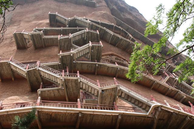 让全世界游客大喊恐怖的3条中国古代栈道
