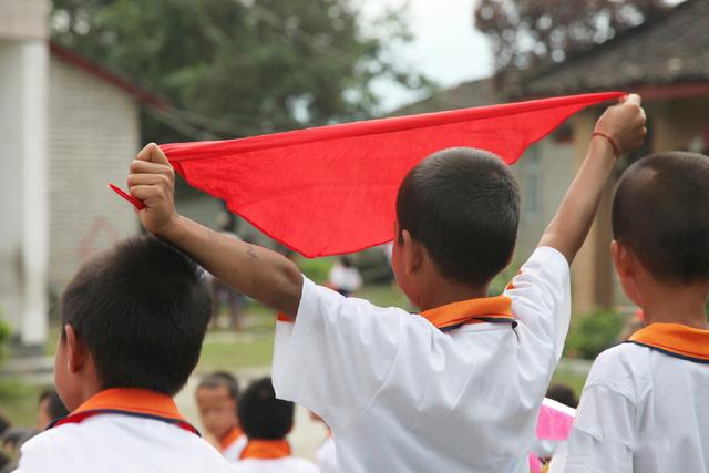 红领巾上印广告？教育部：严禁中小学校和幼儿园被商业化！