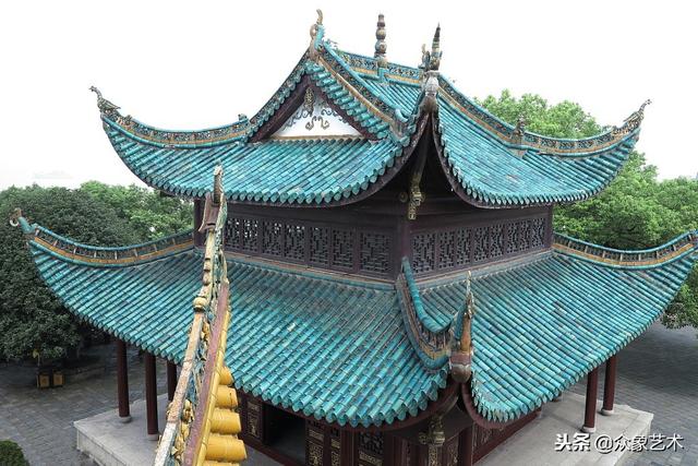 在建筑中,飞檐是用来显示财富的,屋檐翘起越高,就代表屋主越富有.