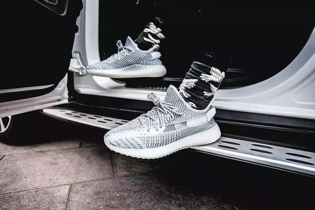 首双半透明的yeezy 350 boost v2 "static", 看看它有哪些亮点