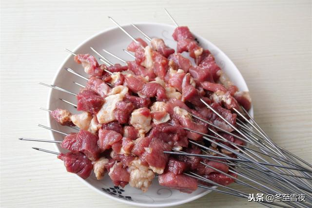 羊肉和孜然是绝配,教你在家烤羊肉大串,味道和v羊肉店的一样好吃美女时纹身图片