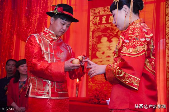 河北赵县农村男女成婚当日举行上拜大礼,天地桌上物品