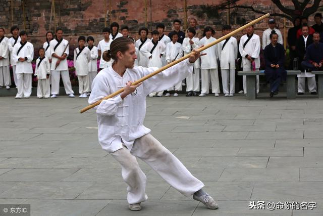 外国人在中国生活了几年,回国后不适应,还说太