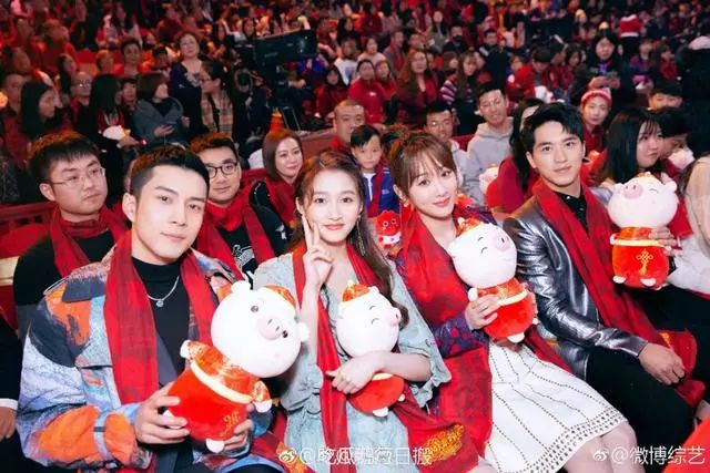 北京台的春晚上,关晓彤杨紫引起热议,成为春晚