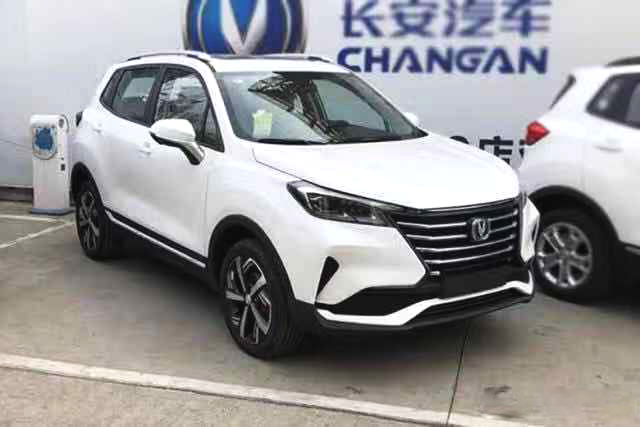 4s店偶遇2019款长安cs15 比宝骏510漂亮 107马力配1.5t dct