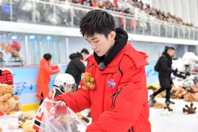 易烊千玺照顾小朋友下楼梯：小男孩又皮又滑稽，小女孩也太贴心