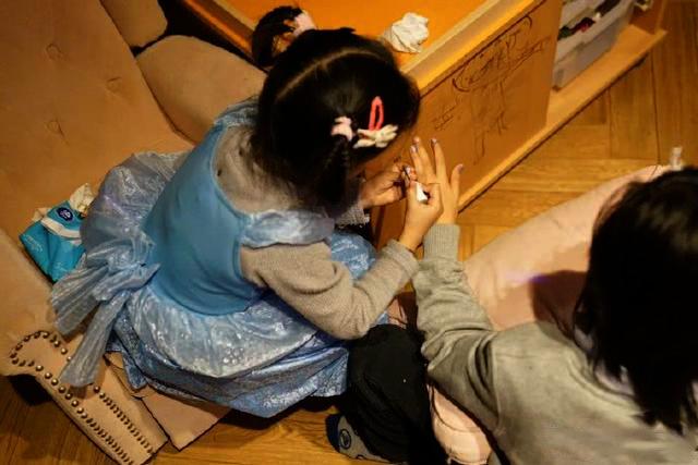 邓超不在，小花妹妹开始给哥哥涂指甲油了，哥哥宠溺配合