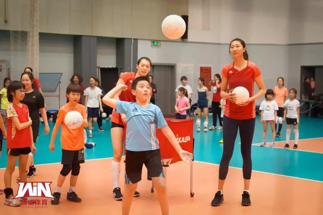 段放、袁心玥化身排球教练,传递中国女排冠军