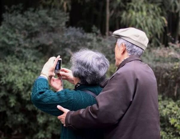 心理测试:哪对白发老人最恩爱?测你的男票会是你的灵魂伴侣吗?