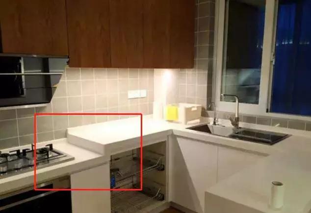 所以,聪明的你记得把橱柜台面设置成两种高度,炒菜区略低5厘米,用起来