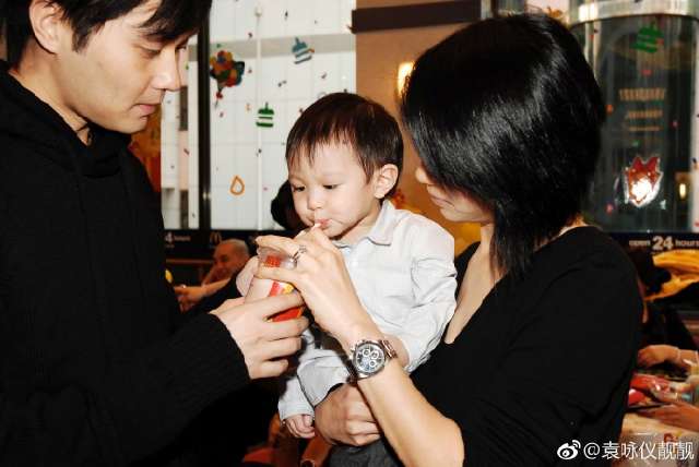 袁咏仪晒早年家庭合照 张智霖抢喝儿子饮料很