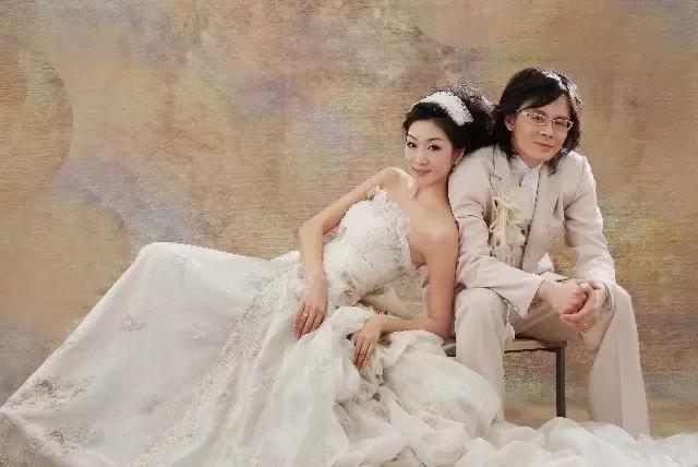 歌手唐磊生活近照：从网络红到大街小巷，如今当教授娶超模成赢家