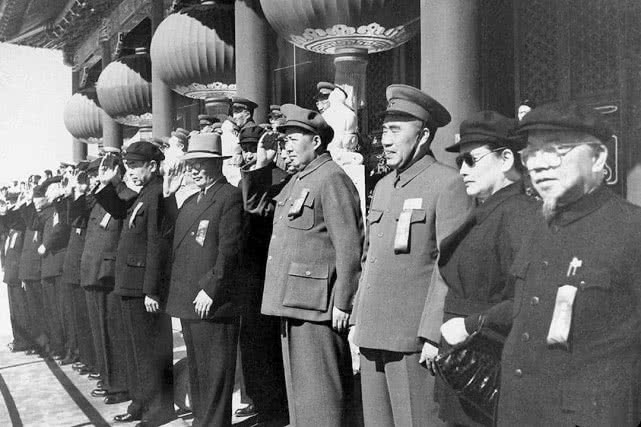 1949年新中国第一次大阅兵，看完解放军的武器，流下热泪