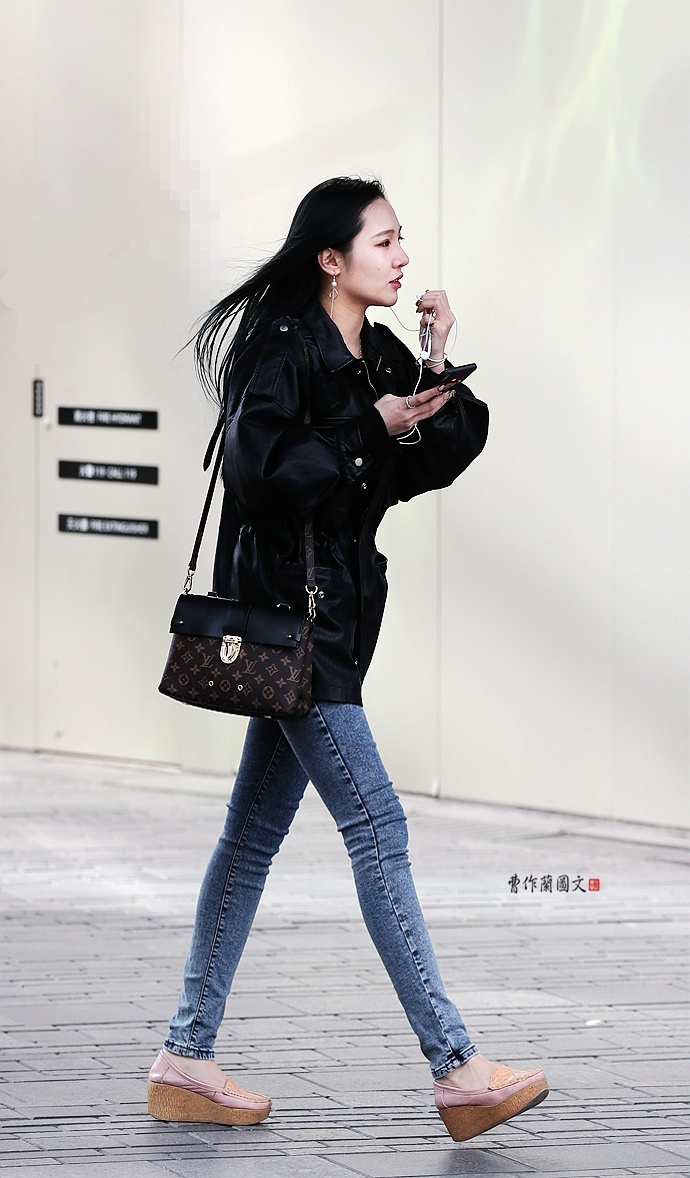 街拍：穿牛仔铅笔裤的美女，凸显美腿笔直细长
