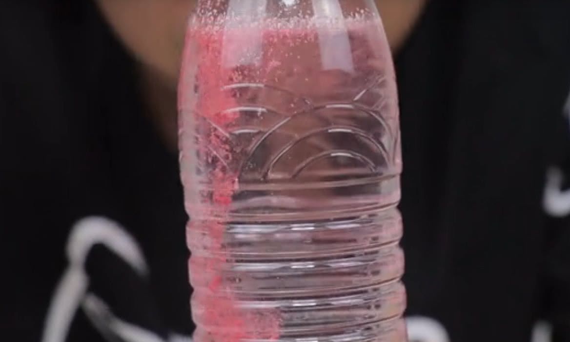 泰国的一款网红瓶盖,放在矿泉水瓶口,直接变饮