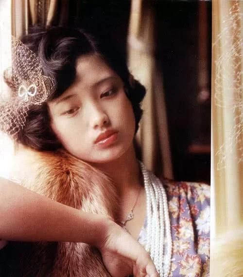 山口百惠的最后一场“告别演唱会”，国民歌手穿着鲜艳，全场爆满