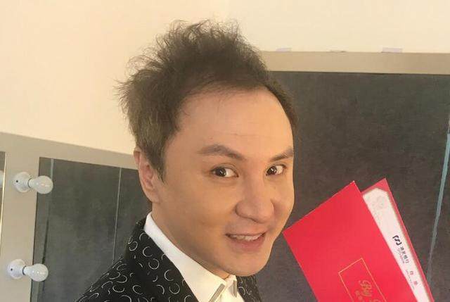 身为薛之谦的好朋友，主持人出身的他，自曝因生活压力严重脱发