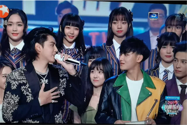 世纪大和解!吴亦凡黄子韬罕见同框,冰释前嫌拥