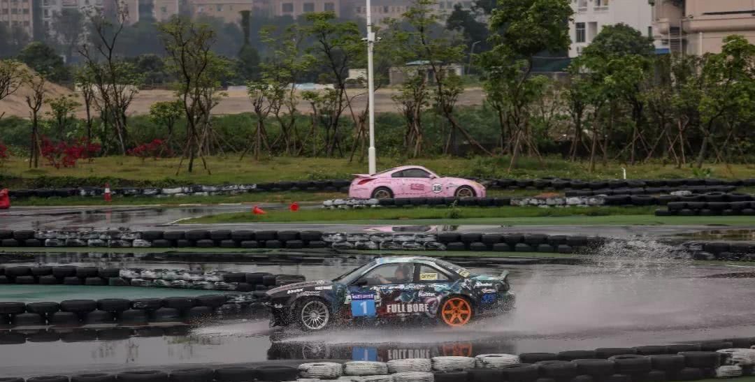 粉猪涂装的日产350Z雨天玩漂移,“性感肥臀”甩起来真是迷人