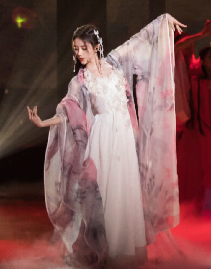 鞠婧祎一身古装跳舞上演"最美"国风,四千年美女言过其实?