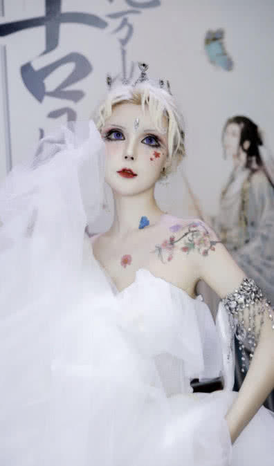 芭比迪丽拉现身小吃街,因嘴巴太小香肠都塞不