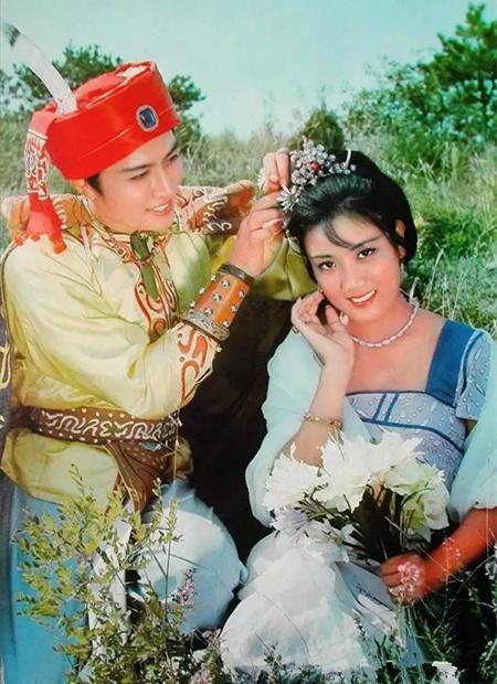 63岁的电影演员李秀明，21岁主演了《春苗》，如今经商成亿万富婆