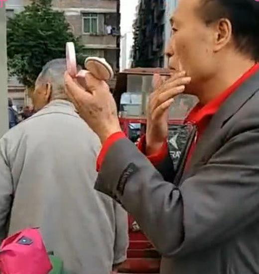 老大爷垃圾桶旁化妆,过路大妈蒙了,女网友:活得不如一