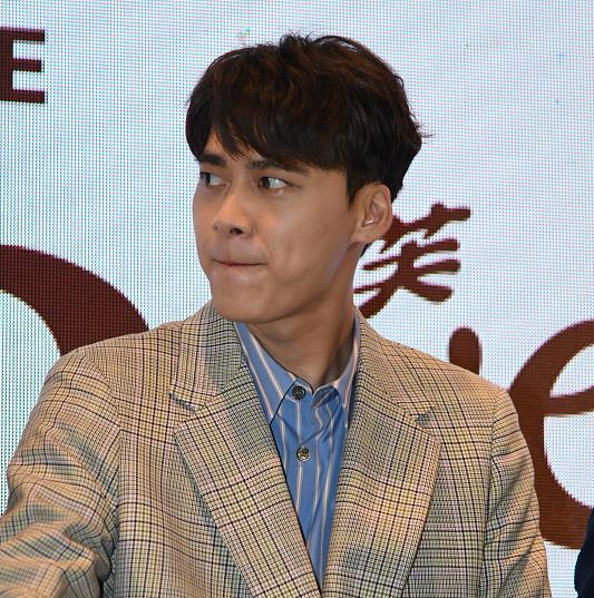 李易峰颜值开始崩了? 身材发福脸部丰满不少,