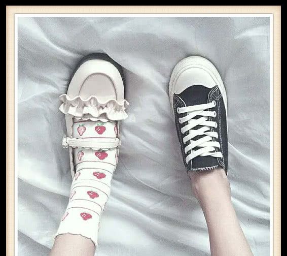 最近流行梅露露+鞋拍照,成熟与可爱相伴,秀儿